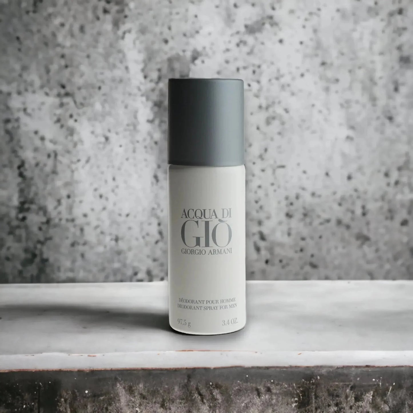 Acqua di Giò Deodorant Spray für Herren, graue Flasche vor Betonhintergrund