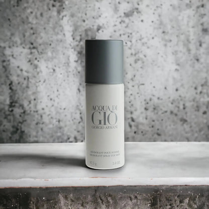 Acqua di Giò Deodorant Spray für Herren, graue Flasche vor Betonhintergrund