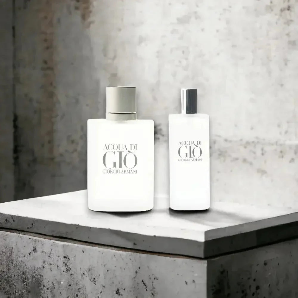 Acqua di Gio Duftset mit zwei weißen Parfumflakons auf Betonfläche, Eau de Toilette