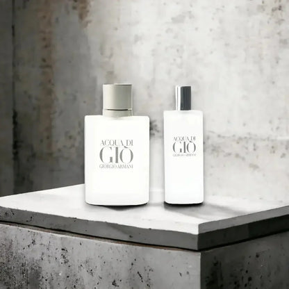Acqua di Gio Duftset mit zwei weißen Parfumflakons auf Betonfläche, Eau de Toilette