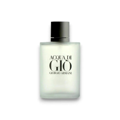 Klares Acqua di Giò Eau de Toilette Parfumflakon mit schwarzem Deckel auf weißem Hintergrund
