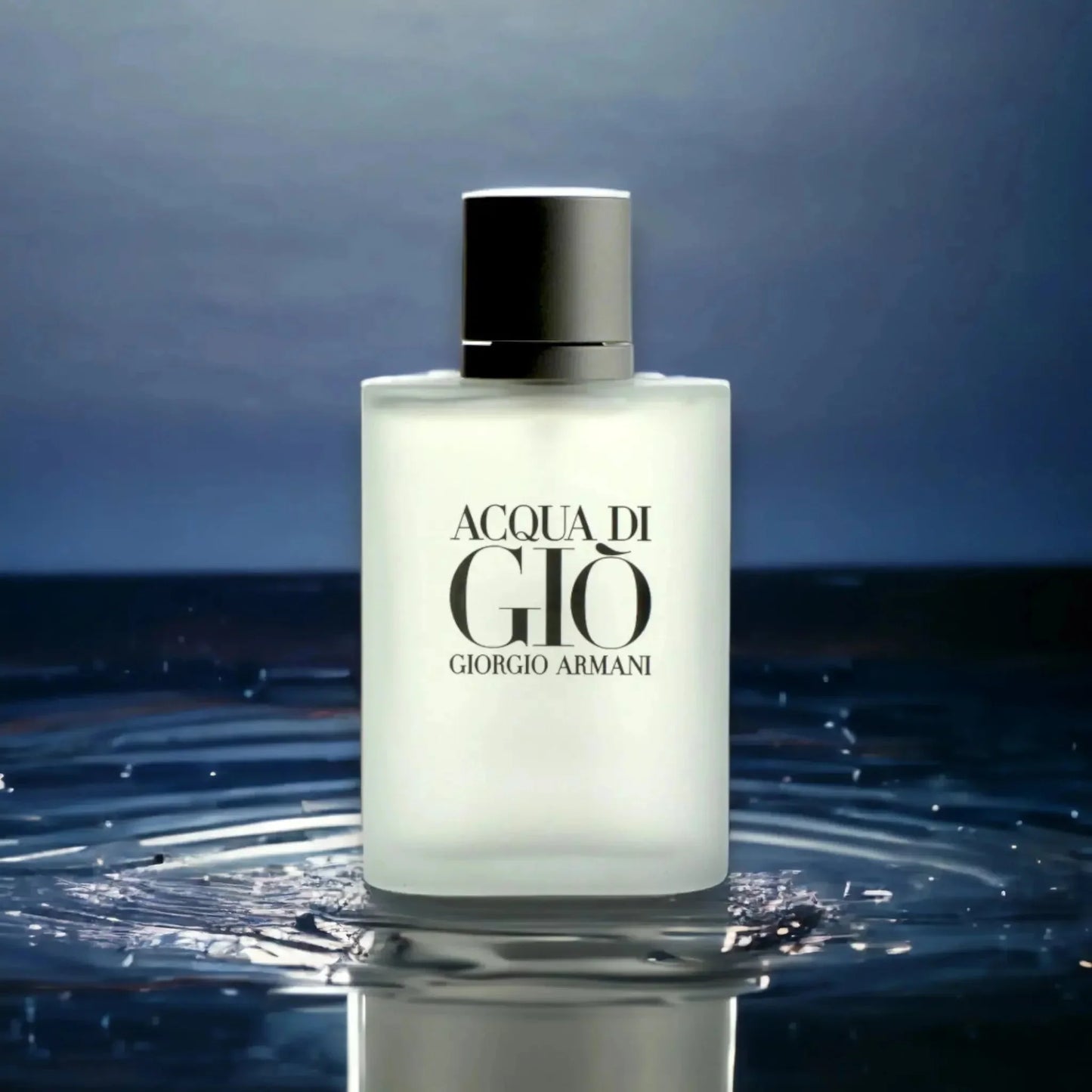 Parfümflakon Acqua di Giò Eau de Toilette für Herren auf Wasser mit blauem Hintergrund