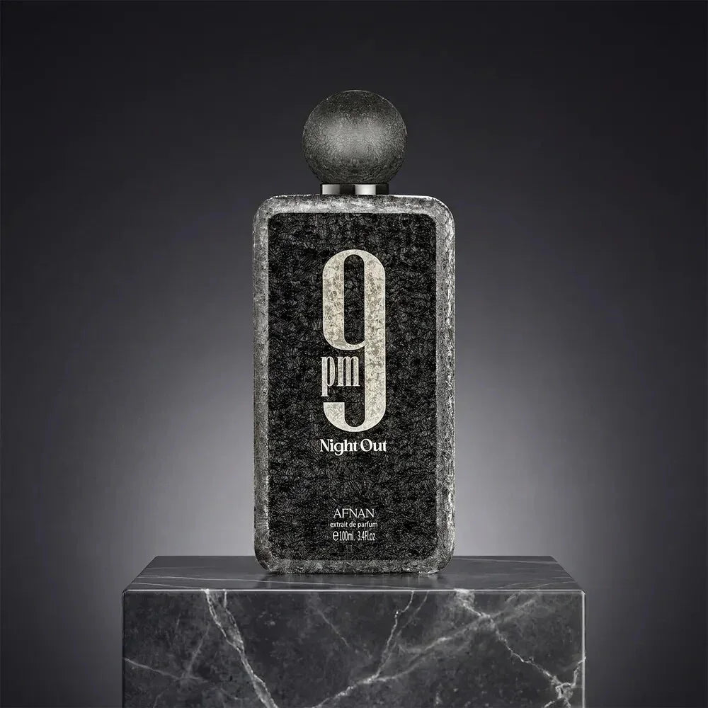 Luxus Parfumflakon 9 PM Night Out, schwarzes Design, 100ml, auf Marmorpodest