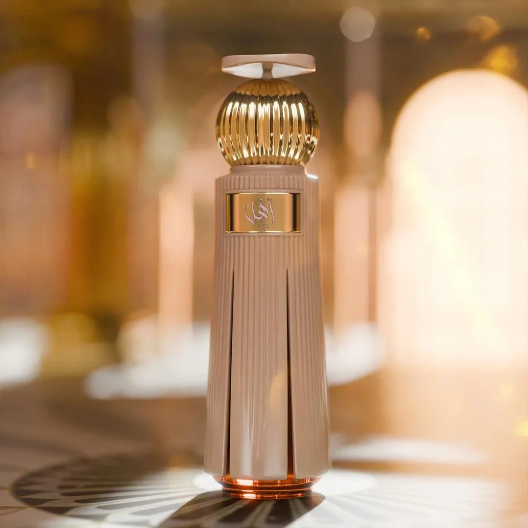 Luxuriöses Parfümflakon mit goldenen Akzenten, edles Design, warm beleuchtet