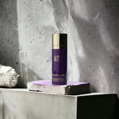 Lila Alien Mugler Deo Spray mit goldener Kappe vor grauem Hintergrund, Luxusparfum Produktfoto
