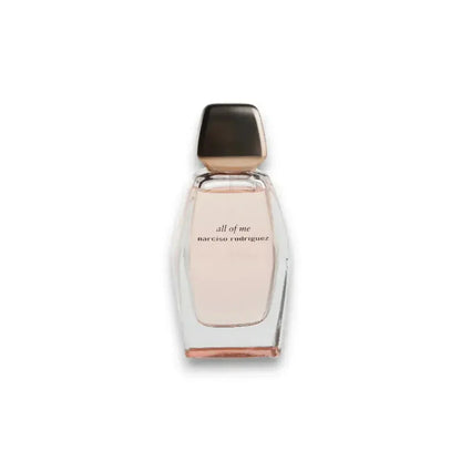 Eleganter Flakon mit roséfarbenem Eau de Parfum, Aufschrift all of me narciso rodriguez