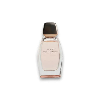 Edles Parfumflakon mit roséfarbenem Duft, Aufschrift 'all of me narciso rodriguez', weißer Hintergrund