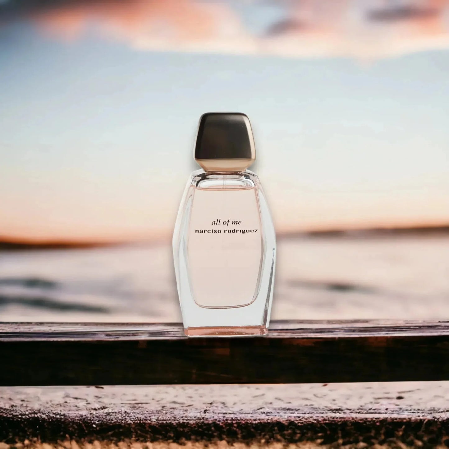 Elegantes Parfumflakon All of Me vor Sonnenuntergang, luxuriöses Duftprodukt für Damen