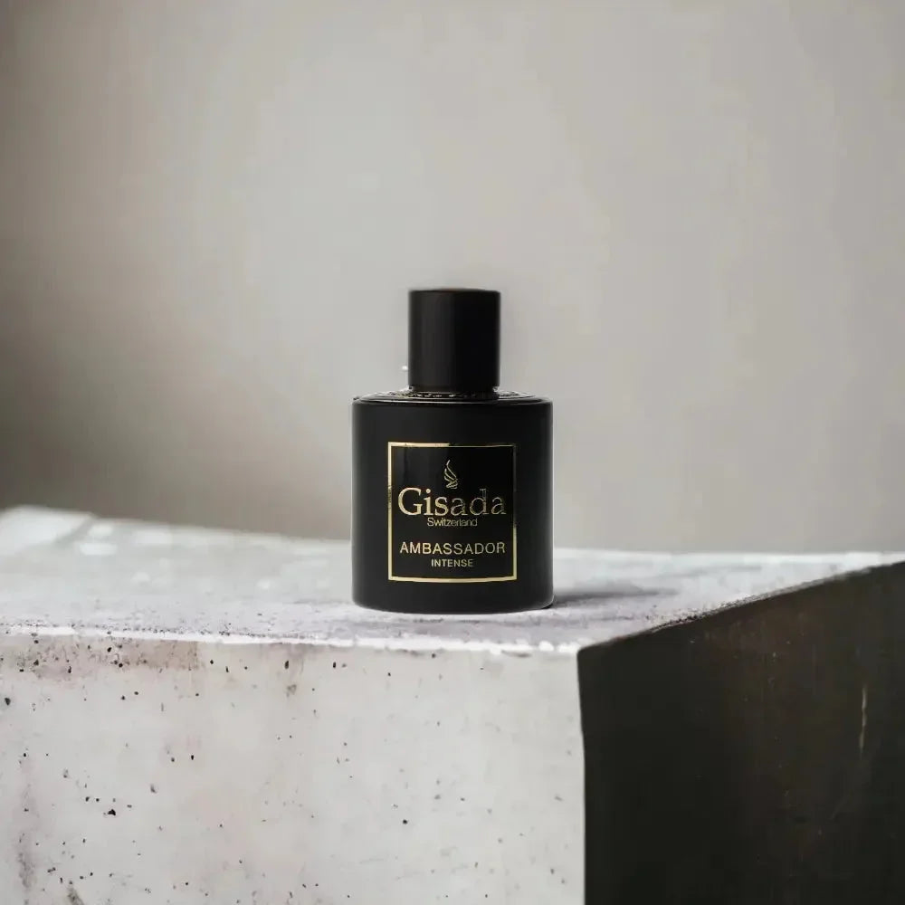 Eleganter Flakon eines luxuriösen Herrenparfums mit schwarzem, gold beschriftetem Etikett