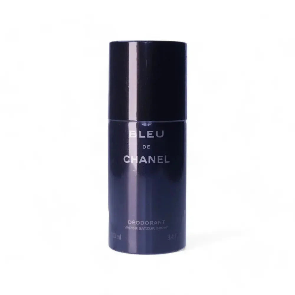 Bleu de Chanel Deodorant Spray in dunkler Flasche auf weißem Hintergrund