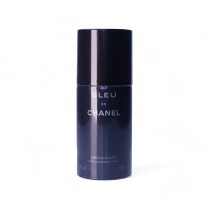 Bleu de Chanel Deodorant Spray in dunkler Flasche auf weißem Hintergrund