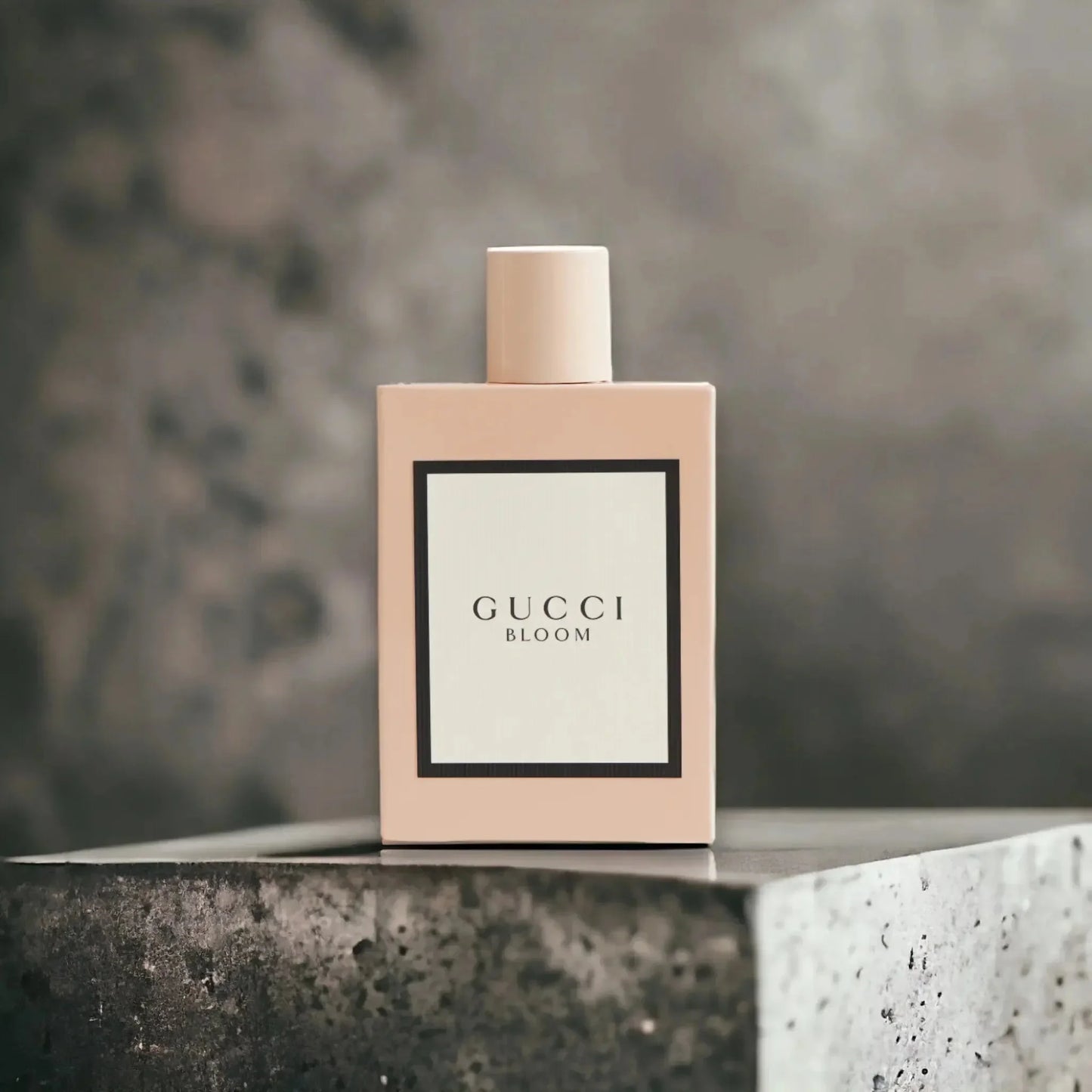 Gucci Bloom Eau de Parfum Flakon auf Stein, luxuriöses Damenparfum, elegantes Design