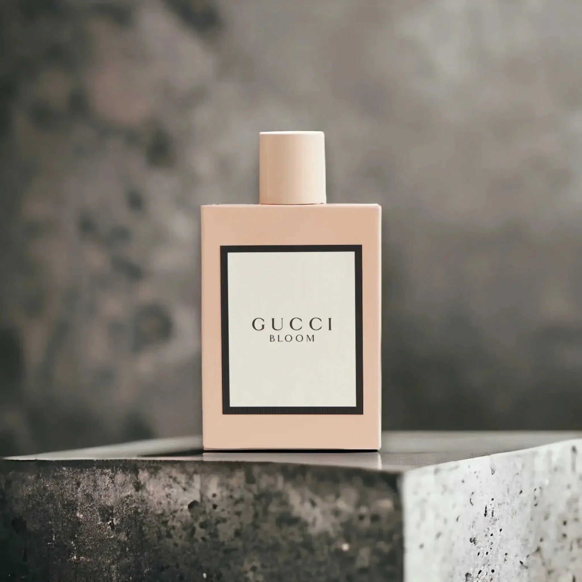 Gucci Bloom Eau de Parfum Flakon auf Stein, luxuriöses Damenparfum, elegantes Design