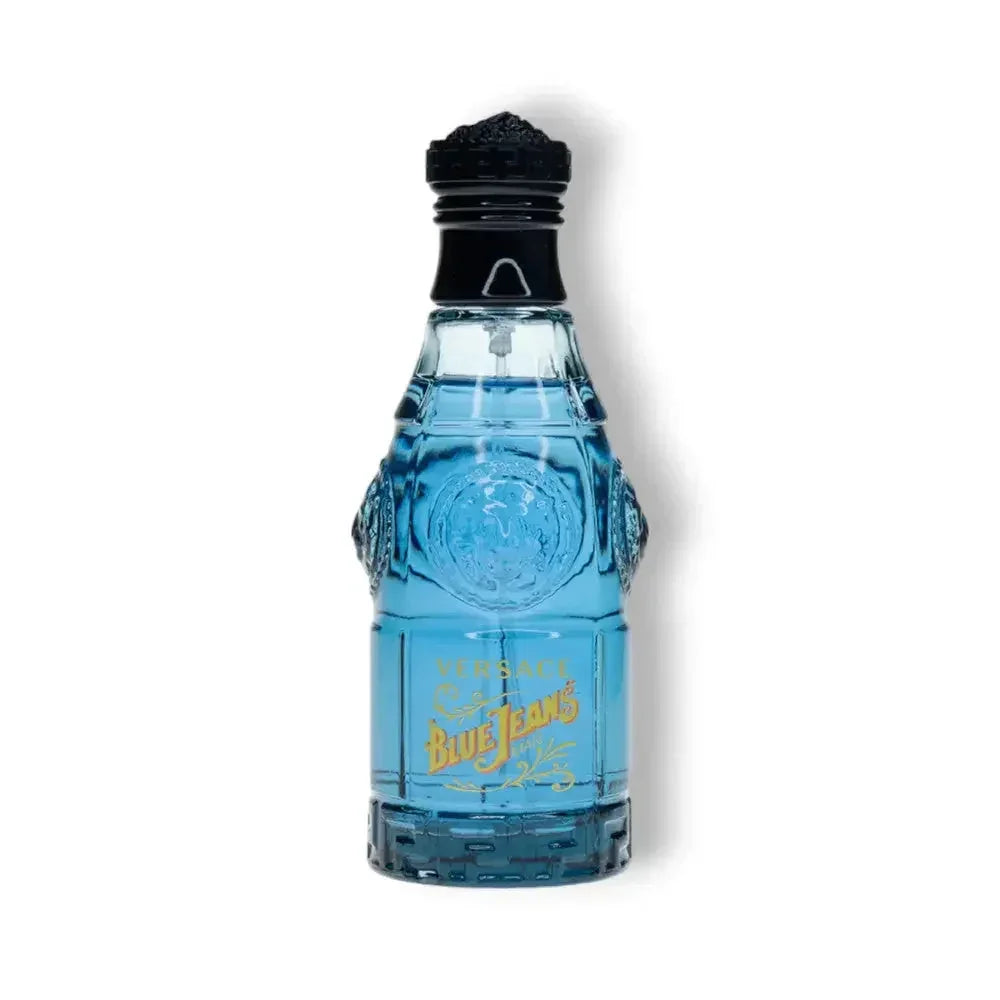 Blauer Duftflakon Blue Jeans Eau de Toilette mit dekorativem Verschluss auf weißem Hintergrund