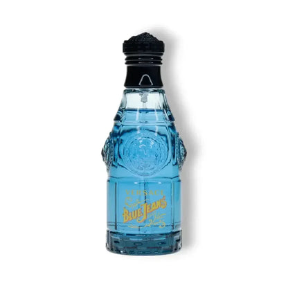 Blauer Duftflakon Blue Jeans Eau de Toilette mit dekorativem Verschluss auf weißem Hintergrund