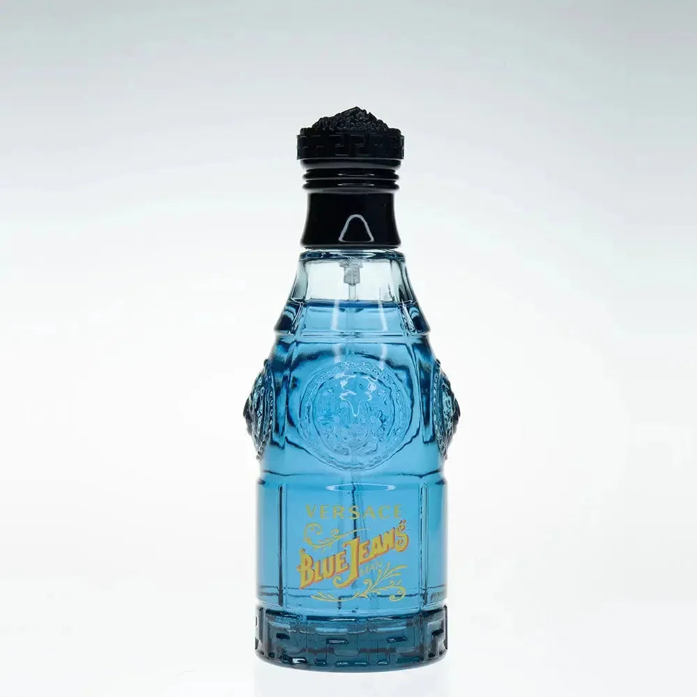 Blauer Flakon Versace Blue Jeans Herrenparfum, Glasflasche mit auffälligem Muster auf weißem Hintergrund