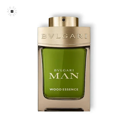 Grünes Herrenduft Eau de Parfum in goldener Flasche, luxuriöses Design, BVLGARI Man Wood Essence