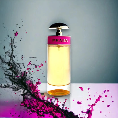 Luxus Parfumflakon mit goldener Flüssigkeit, pinkem Akzent und Spritzer-Effekt