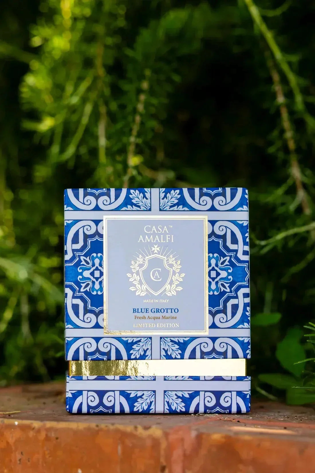 Luxuriöse Blue Grotto Duftkerze in handbemalter blauer Geschenkbox, draußen aufgenommen