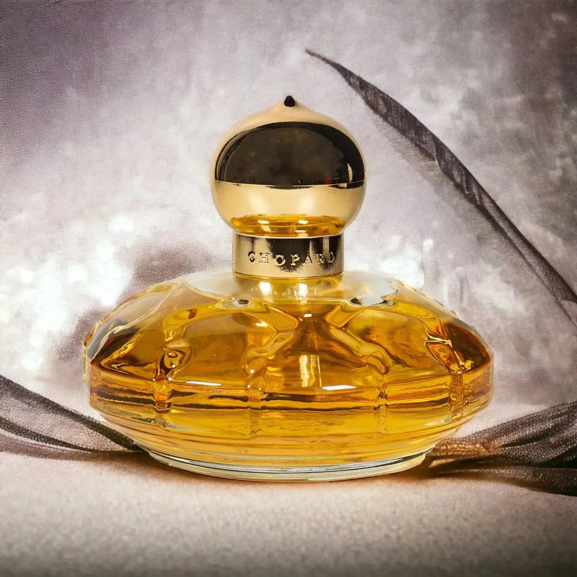Luxuriöses Damenparfum in goldener Flasche auf elegantem Hintergrund