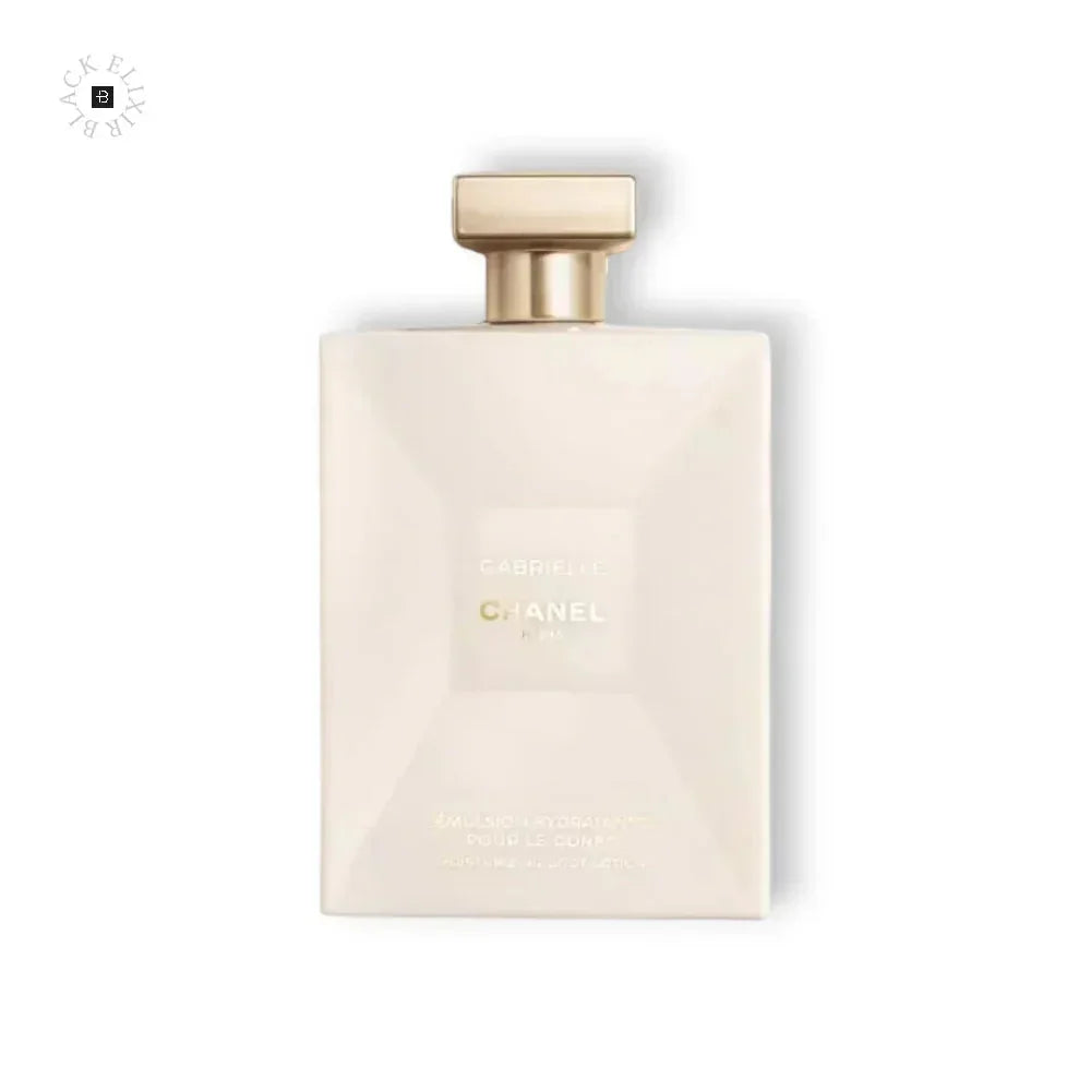 Luxuriöse Bodylotion in cremefarbener Flasche mit goldenem Verschluss, Produktfoto freigestellt