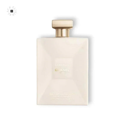 Luxuriöse Bodylotion in cremefarbener Flasche mit goldenem Verschluss, Produktfoto freigestellt