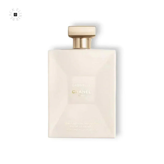 Luxuriöse Bodylotion in cremefarbener Flasche mit goldenem Verschluss, Produktfoto freigestellt