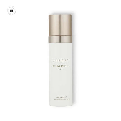 Weißer Deodorant-Sprühflakon mit silberner Kappe und Aufdruck Gabrielle Chanel Paris auf weißem Hintergrund.