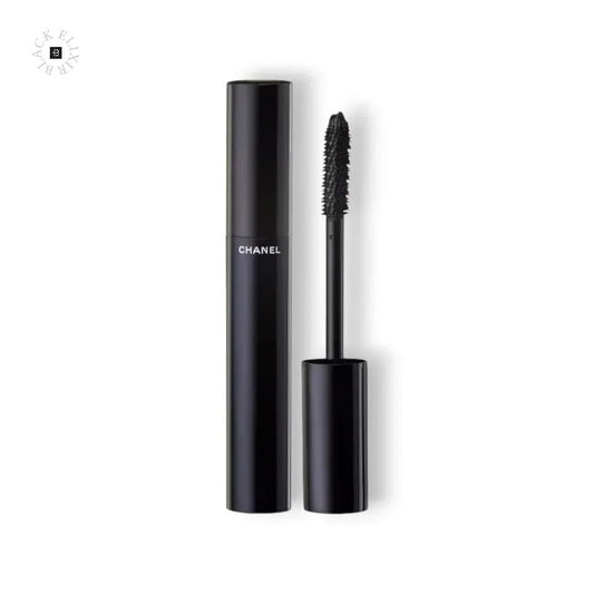 Schwarze Mascara in geöffneter Tube mit Bürste auf weißem Hintergrund, CHANEL Aufschrift sichtbar