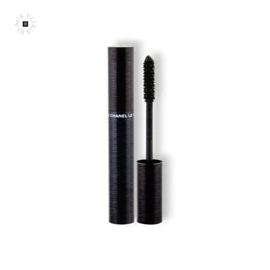 Schwarze Mascara mit Bürste, geöffnet, auf weißem Hintergrund, luxuriöse Kosmetik