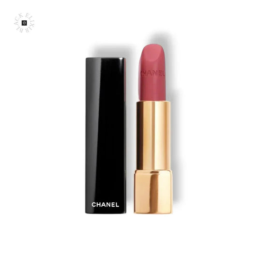 Luxus Lippenstift in elegantem Rosa-Ton mit goldener Hülse auf weißem Hintergrund