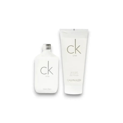 CK One Duftset mit Eau de Toilette und Body Wash für Damen und Herren, auf weißem Hintergrund