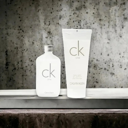 CK One Duftset mit Eau de Toilette und Duschgel auf modernem Hintergrund