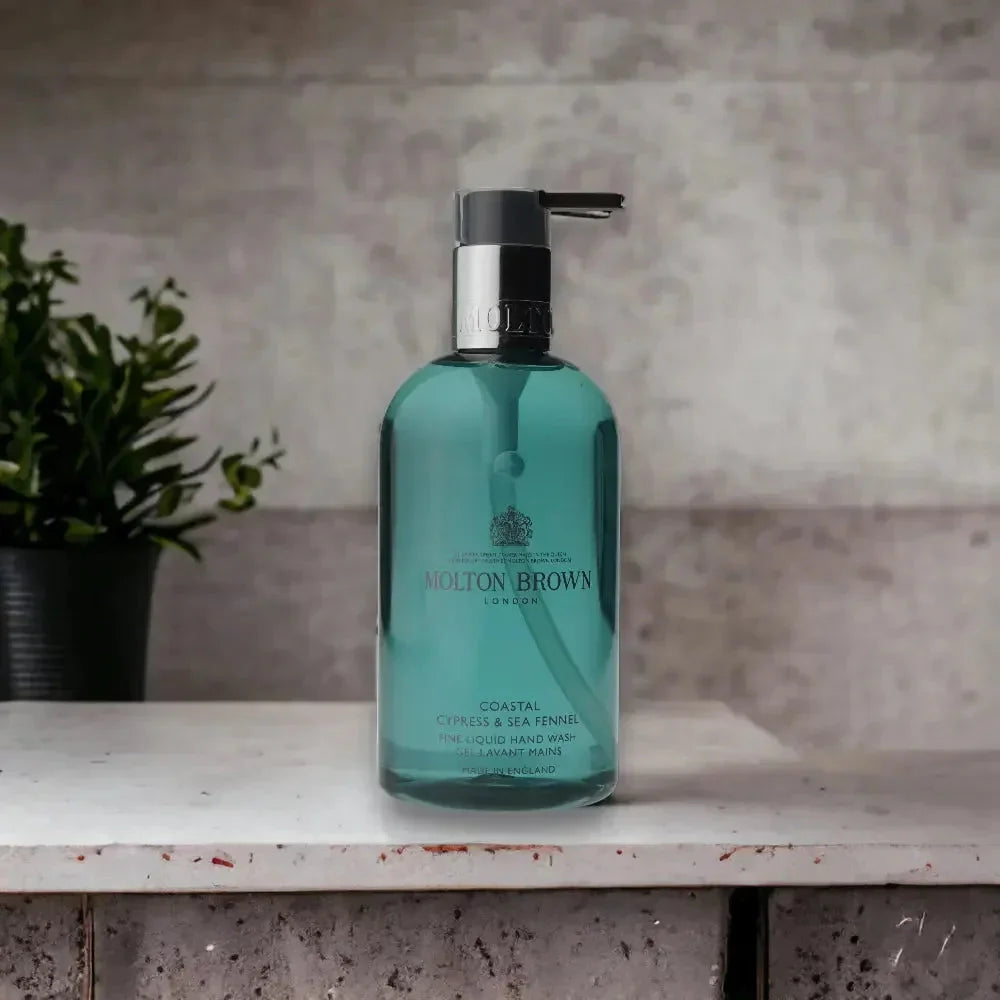 Molton Brown Handseife Coastal Cypress & Sea Fennel, türkisfarbene Flüssigseife, Spenderflasche auf Badezimmerablage