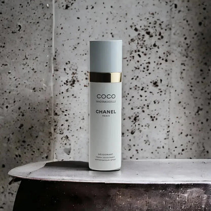 Eleganter Coco Mademoiselle Damen Deodorant Spray vor marmorierter Wand