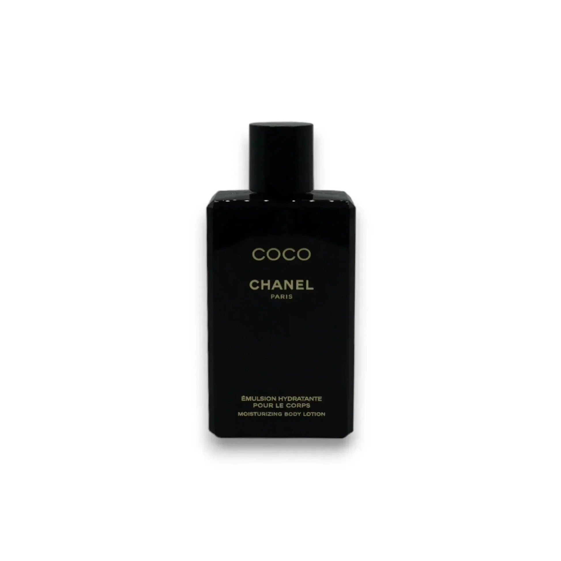 Schwarze Flasche Coco Chanel Paris feuchtigkeitsspendende Body Lotion auf weißem Hintergrund