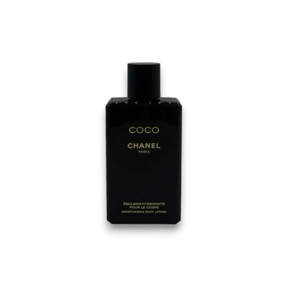Schwarze Flasche Coco Chanel Paris feuchtigkeitsspendende Body Lotion auf weißem Hintergrund
