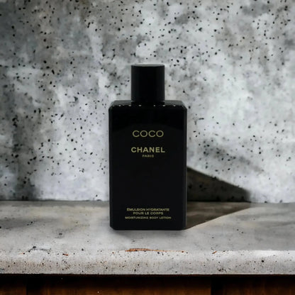 Schwarze Flasche Coco Chanel feuchtigkeitsspendende Bodylotion vor grauem Hintergrund