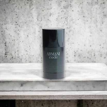 Armani Code Deodorant Stick in dunkelgrauer Verpackung auf Marmoruntergrund, Herrenpflege