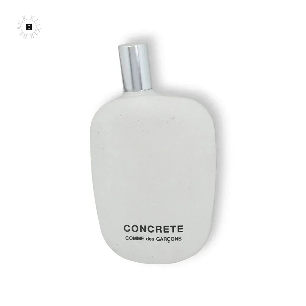 Weißer Comme des Garçons Concrete Eau de Parfum Flakon mit silbernem Deckel auf weißem Hintergrund