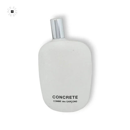 Weißer Comme des Garçons Concrete Eau de Parfum Flakon mit silbernem Deckel auf weißem Hintergrund