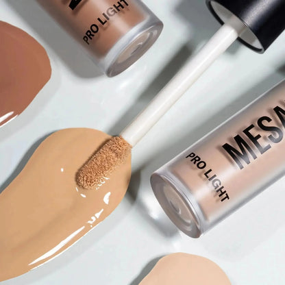 Flüssiger Concealer mit Applikator und cremigen Texturmustern, verschiedene Hauttöne