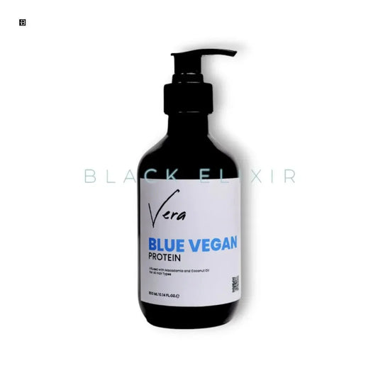 Schwarze Flasche mit Pumpspender, Etikett 'Vera Blue Vegan Protein', Haarpflege-Produkt
