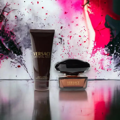 Versace Crystal Noir Duftset mit Bodylotion und Parfumflakon vor buntem Hintergrund