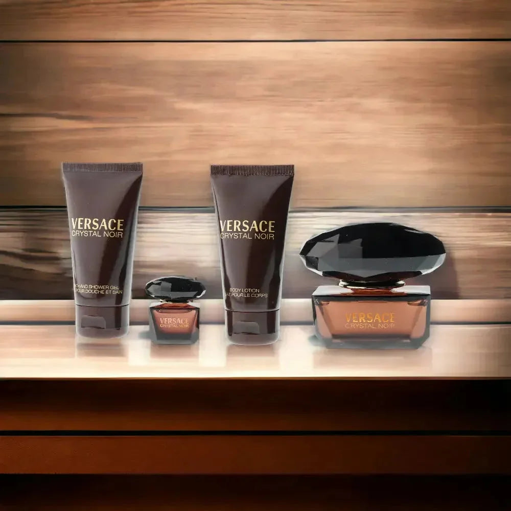 Versace Crystal Noir Duftset mit Eau de Toilette, Bodylotion und Duschgel vor Holzoptik