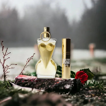 Luxus Damenparfum Set mit goldfarbenem Flakon und Mini-Spray, elegant im Freien inszeniert