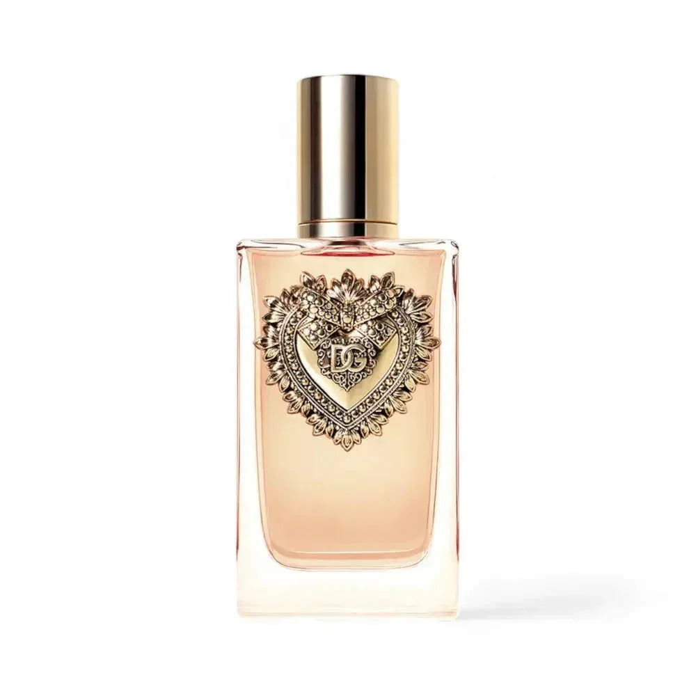 Luxus Parfumflakon mit goldener Herzverzierung auf weißem Hintergrund, elegantes Damenparfum