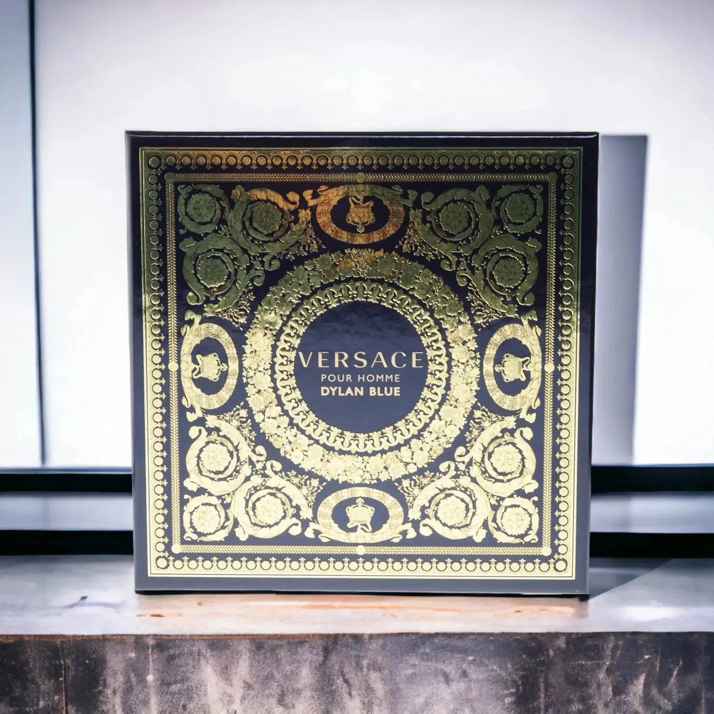 Edle Geschenkbox für Herrenparfum, schwarz-goldenes Design, Versace Dylan Blue