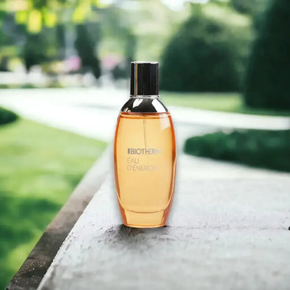 Eau de Toilette Flakon Eau d’Energie von Biotherm auf Holztisch im Garten, luxuriöses Parfum