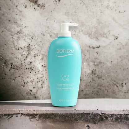 Aqua-blaue Flasche Biotherm Eau Pure Body Milk mit Pumpspender vor Steinwand